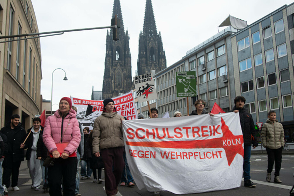 Mii de elevi din Germania au protestat față de planurile guvenului privind serviciul militar. „Grevă şcolară