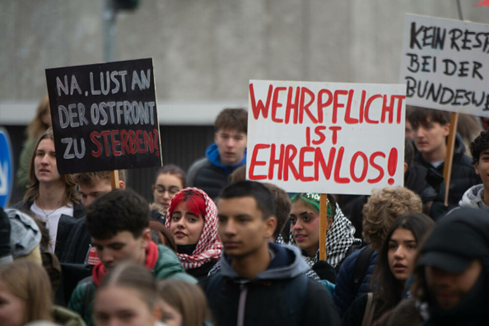 Mii de elevi din Germania au protestat față de planurile guvenului privind serviciul militar. „Grevă şcolară