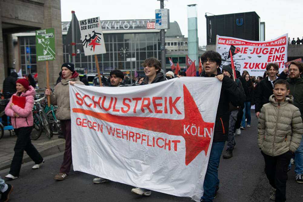 Mii de elevi din Germania au protestat față de planurile guvenului privind serviciul militar. „Grevă şcolară