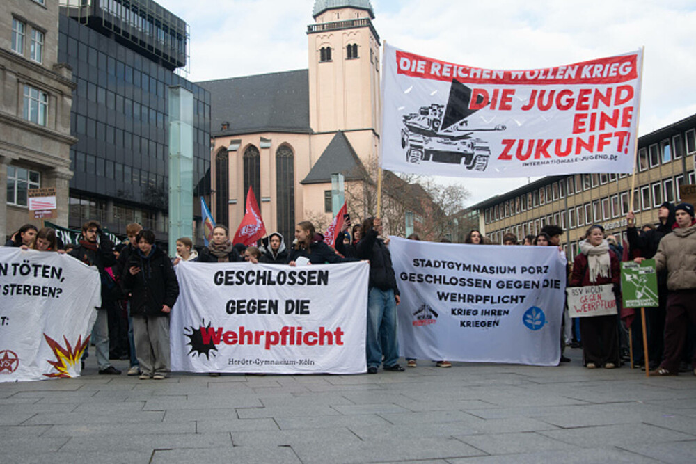 Mii de elevi din Germania au protestat față de planurile guvenului privind serviciul militar. „Grevă şcolară