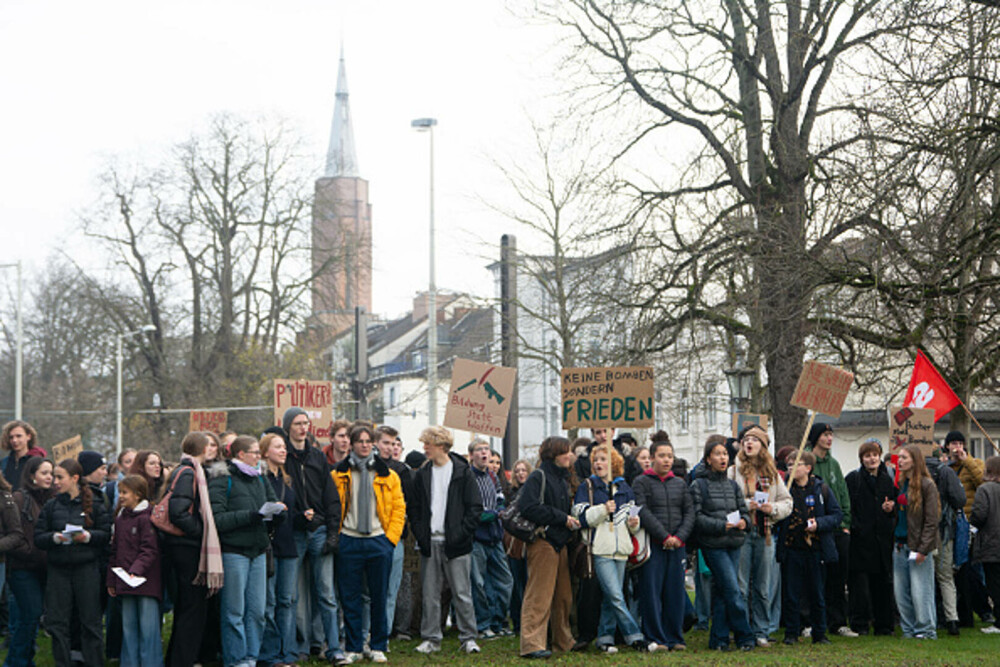 Mii de elevi din Germania au protestat față de planurile guvenului privind serviciul militar. „Grevă şcolară