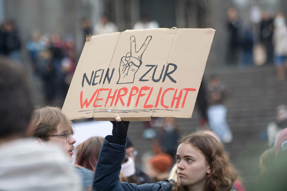 Mii de elevi din Germania au protestat față de planurile guvenului privind serviciul militar. „Grevă şcolară