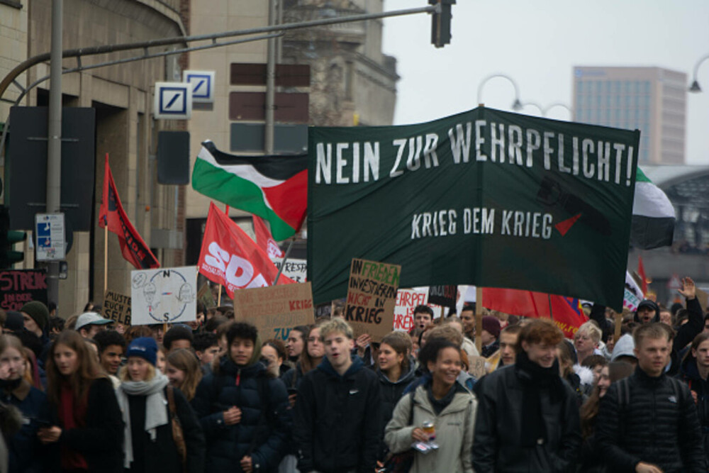 Mii de elevi din Germania au protestat față de planurile guvenului privind serviciul militar. „Grevă şcolară