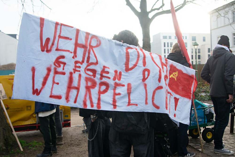 Mii de elevi din Germania au protestat față de planurile guvenului privind serviciul militar. „Grevă şcolară