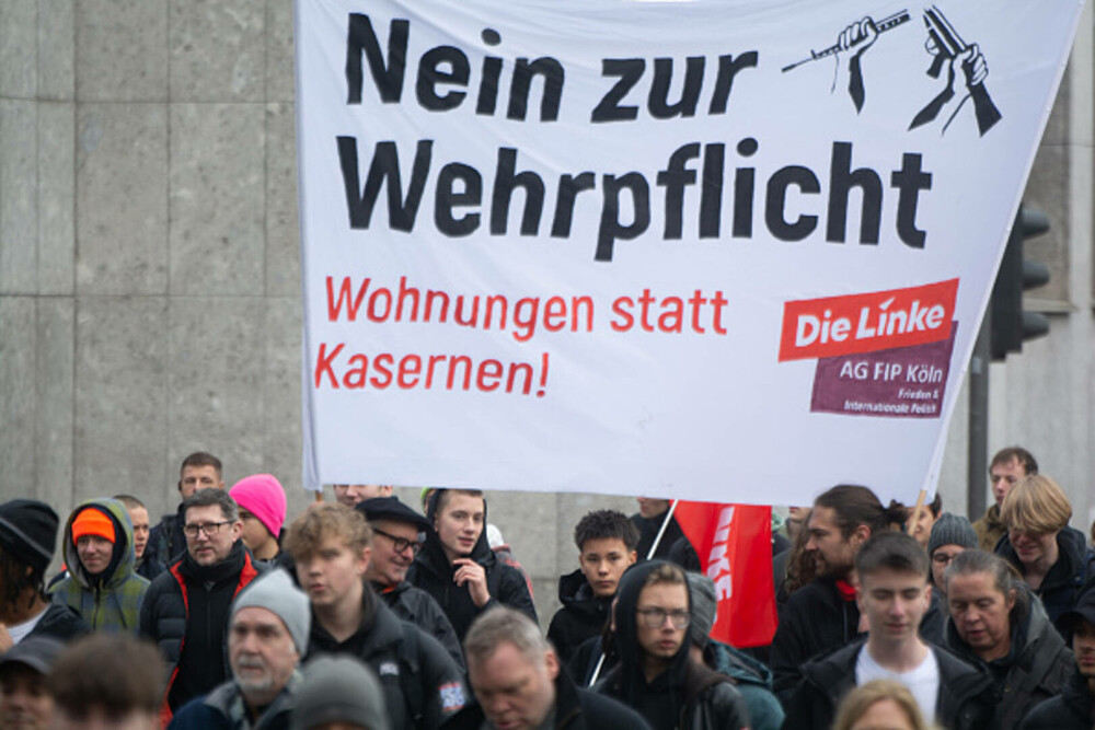 Mii de elevi din Germania au protestat față de planurile guvenului privind serviciul militar. „Grevă şcolară