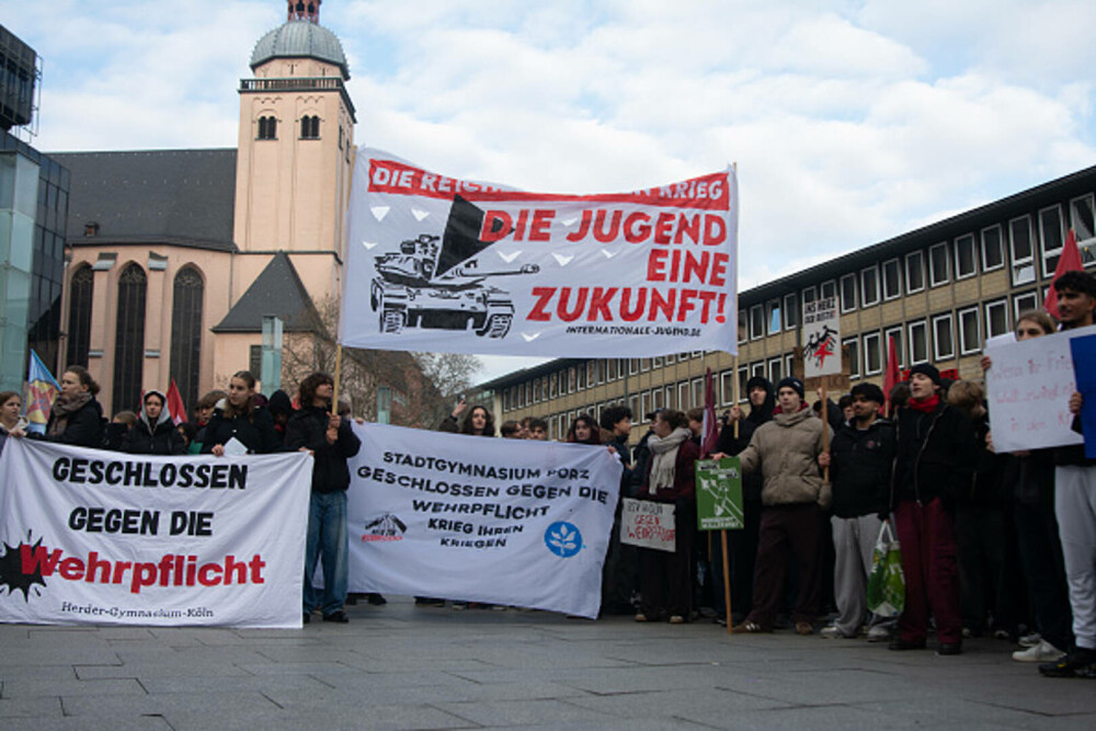 Mii de elevi din Germania au protestat față de planurile guvenului privind serviciul militar. „Grevă şcolară
