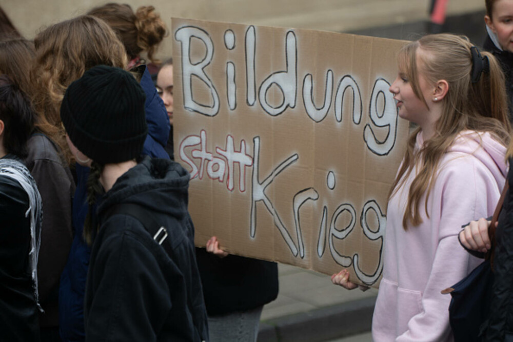 Mii de elevi din Germania au protestat față de planurile guvenului privind serviciul militar. „Grevă şcolară