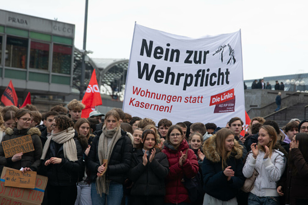 Mii de elevi din Germania au protestat față de planurile guvenului privind serviciul militar. „Grevă şcolară