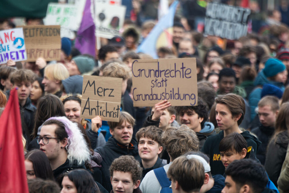 Mii de elevi din Germania au protestat față de planurile guvenului privind serviciul militar. „Grevă şcolară