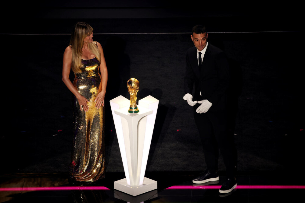 Heidi Klum a strălucit la tragerea la sorți a CM 2026, într-o rochie aurie spectaculoasă. GALERIE FOTO - Imaginea 5