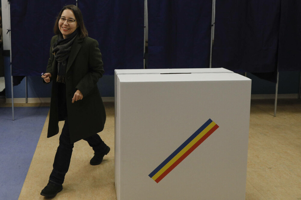 Ana Ciceală, după ce a votat: „Ne-am obişnuit să ne trăim vieţile de pe o zi pe alta, cu capul în pământ”. FOTO - Imaginea 2
