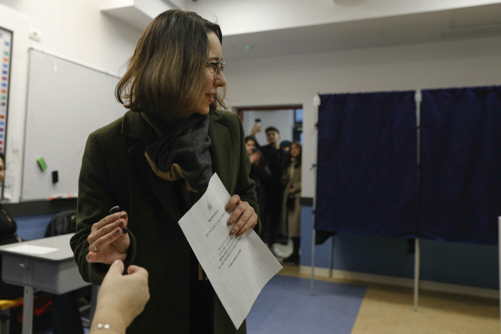 Ana Ciceală, după ce a votat: „Ne-am obişnuit să ne trăim vieţile de pe o zi pe alta, cu capul în pământ”. FOTO - Imaginea 4