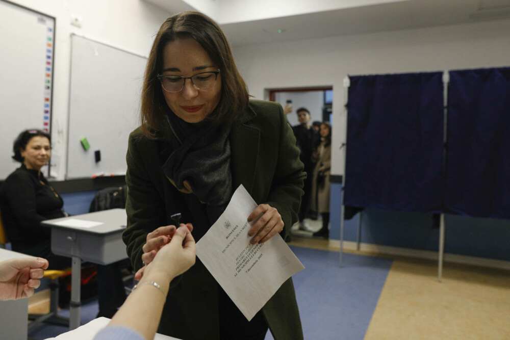 Ana Ciceală, după ce a votat: „Ne-am obişnuit să ne trăim vieţile de pe o zi pe alta, cu capul în pământ”. FOTO - Imaginea 5