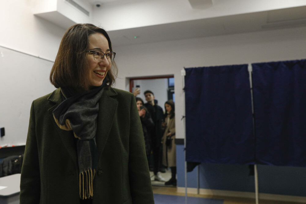 Ana Ciceală, după ce a votat: „Ne-am obişnuit să ne trăim vieţile de pe o zi pe alta, cu capul în pământ”. FOTO - Imaginea 6