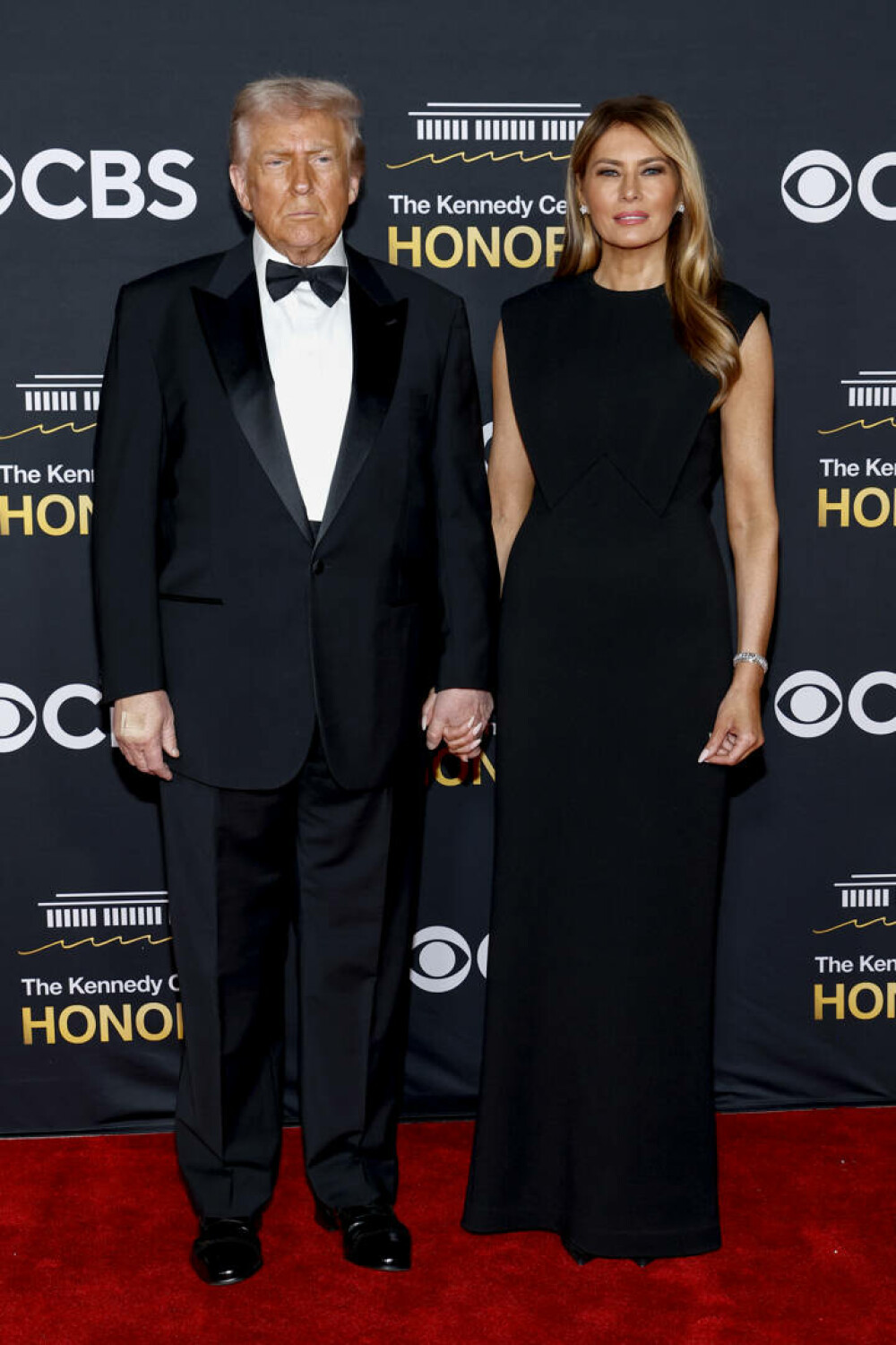 Melania Trump, apariție elegantă pe covorul roșu la gala Kennedy Center Honors, alături de Donald Trump. GALERIE FOTO - Imaginea 1