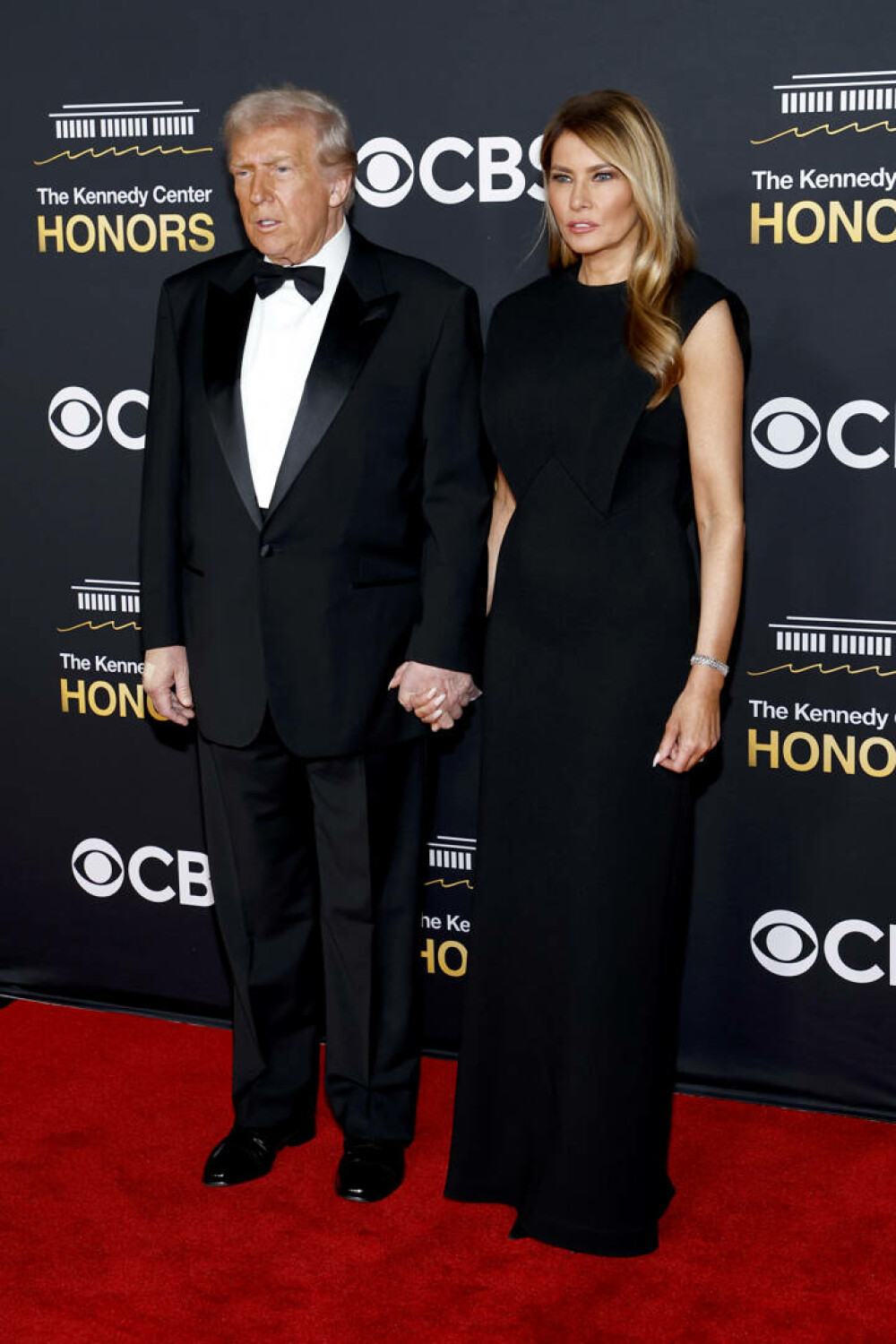 Melania Trump, apariție elegantă pe covorul roșu la gala Kennedy Center Honors, alături de Donald Trump. GALERIE FOTO - Imaginea 2