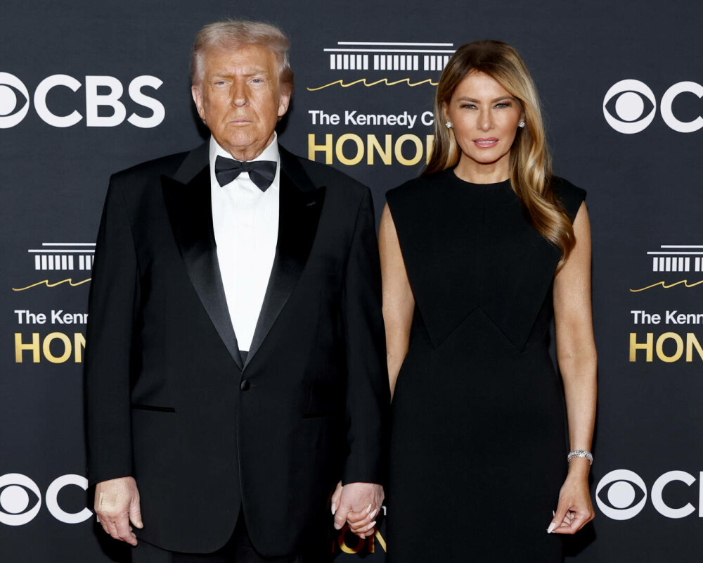 Melania Trump, apariție elegantă pe covorul roșu la gala Kennedy Center Honors, alături de Donald Trump. GALERIE FOTO - Imaginea 6