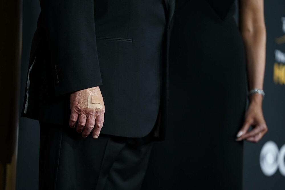 Melania Trump, apariție elegantă pe covorul roșu la gala Kennedy Center Honors, alături de Donald Trump. GALERIE FOTO - Imaginea 12