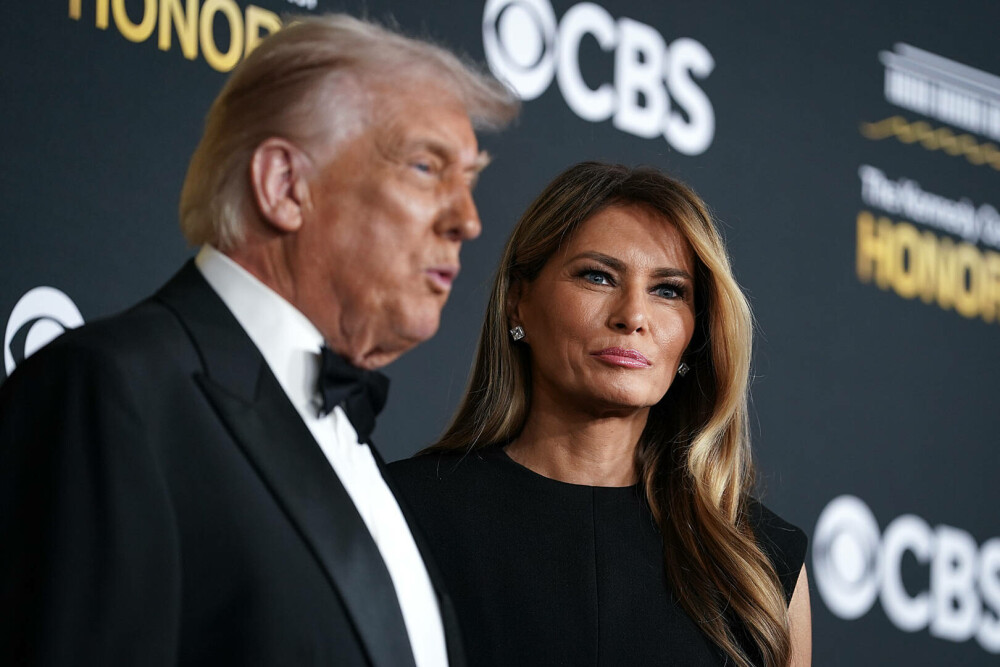Melania Trump, apariție elegantă pe covorul roșu la gala Kennedy Center Honors, alături de Donald Trump. GALERIE FOTO - Imaginea 14