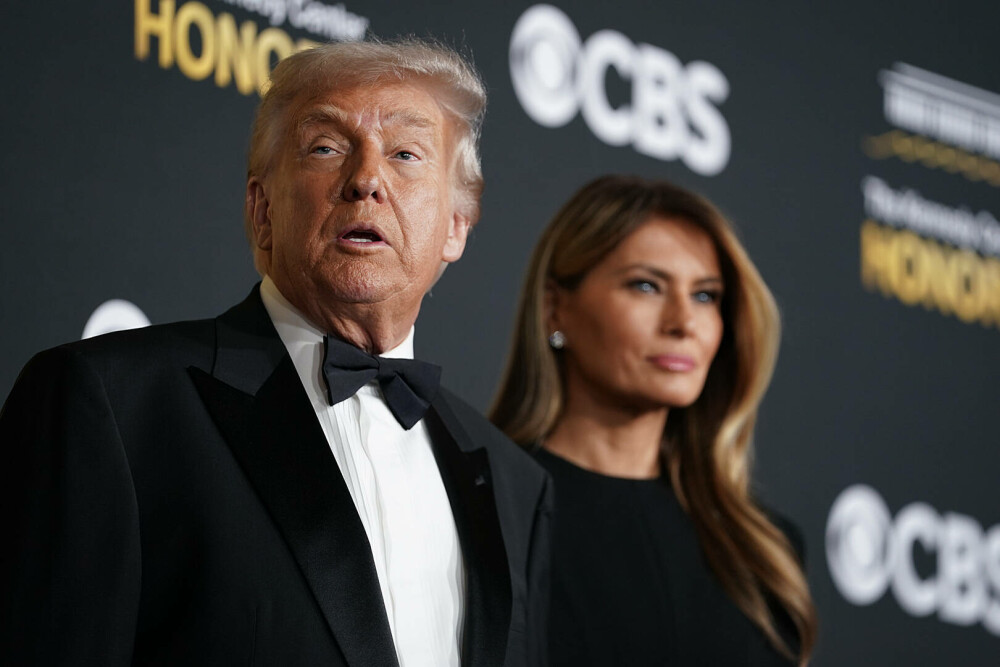 Melania Trump, apariție elegantă pe covorul roșu la gala Kennedy Center Honors, alături de Donald Trump. GALERIE FOTO - Imaginea 20