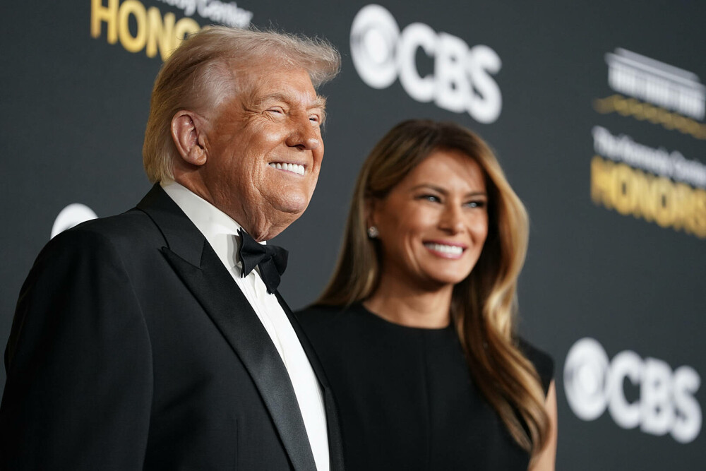 Melania Trump, apariție elegantă pe covorul roșu la gala Kennedy Center Honors, alături de Donald Trump. GALERIE FOTO - Imaginea 22