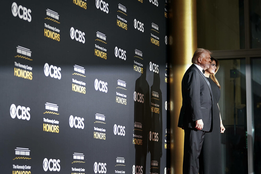 Melania Trump, apariție elegantă pe covorul roșu la gala Kennedy Center Honors, alături de Donald Trump. GALERIE FOTO - Imaginea 27