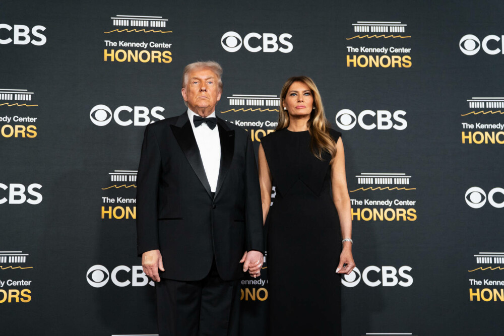 Melania Trump, apariție elegantă pe covorul roșu la gala Kennedy Center Honors, alături de Donald Trump. GALERIE FOTO - Imaginea 28