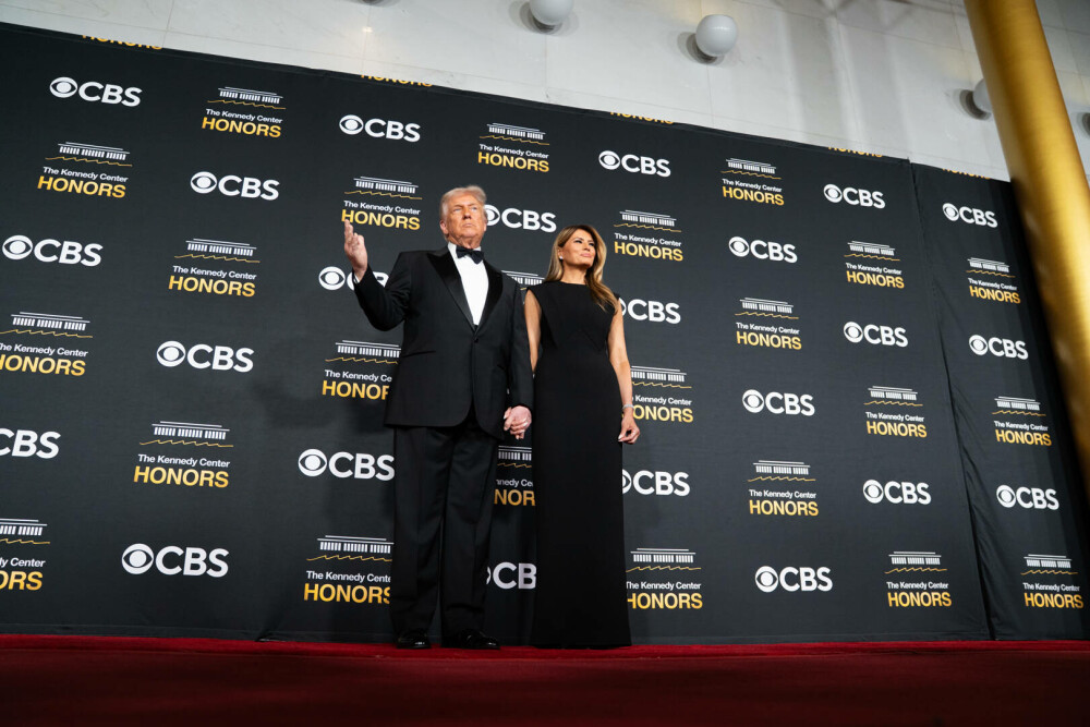 Melania Trump, apariție elegantă pe covorul roșu la gala Kennedy Center Honors, alături de Donald Trump. GALERIE FOTO - Imaginea 29