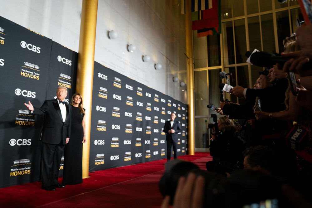 Melania Trump, apariție elegantă pe covorul roșu la gala Kennedy Center Honors, alături de Donald Trump. GALERIE FOTO - Imaginea 30