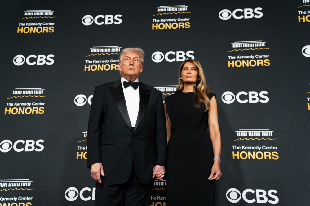 Melania Trump, apariție elegantă pe covorul roșu la gala Kennedy Center Honors, alături de Donald Trump. GALERIE FOTO - Imaginea 31