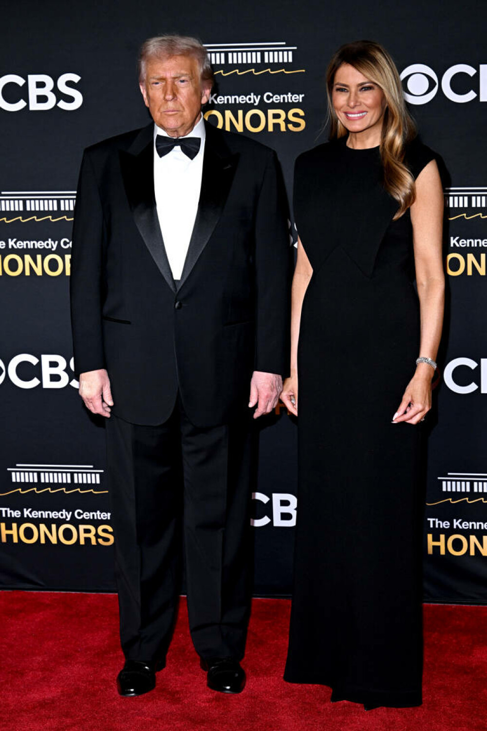 Melania Trump, apariție elegantă pe covorul roșu la gala Kennedy Center Honors, alături de Donald Trump. GALERIE FOTO - Imaginea 32