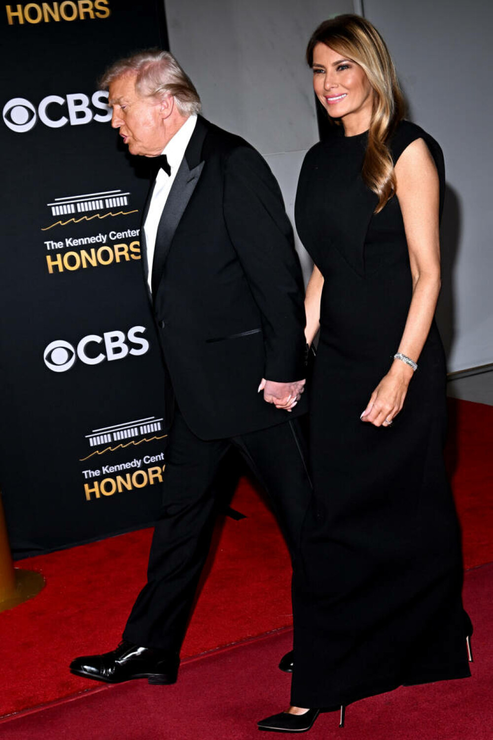 Melania Trump, apariție elegantă pe covorul roșu la gala Kennedy Center Honors, alături de Donald Trump. GALERIE FOTO - Imaginea 35