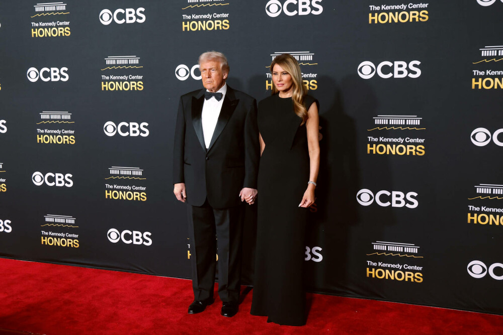 Melania Trump, apariție elegantă pe covorul roșu la gala Kennedy Center Honors, alături de Donald Trump. GALERIE FOTO - Imaginea 36