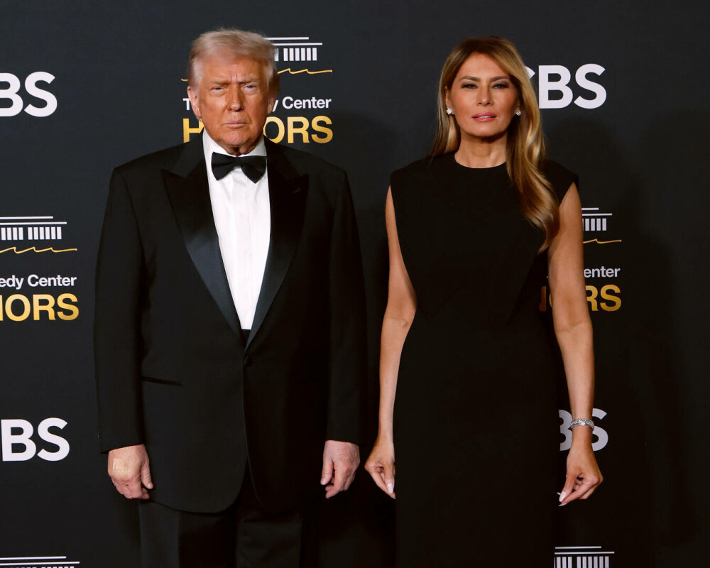 Melania Trump, apariție elegantă pe covorul roșu la gala Kennedy Center Honors, alături de Donald Trump. GALERIE FOTO - Imaginea 38