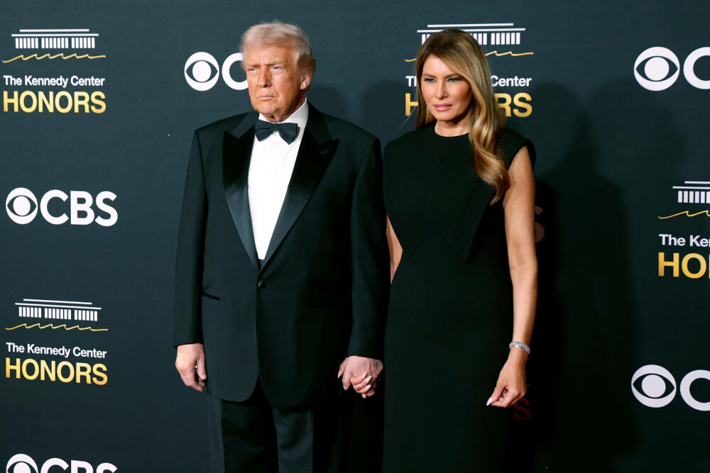 Melania Trump, apariție elegantă pe covorul roșu la gala Kennedy Center Honors, alături de Donald Trump. GALERIE FOTO - Imaginea 42