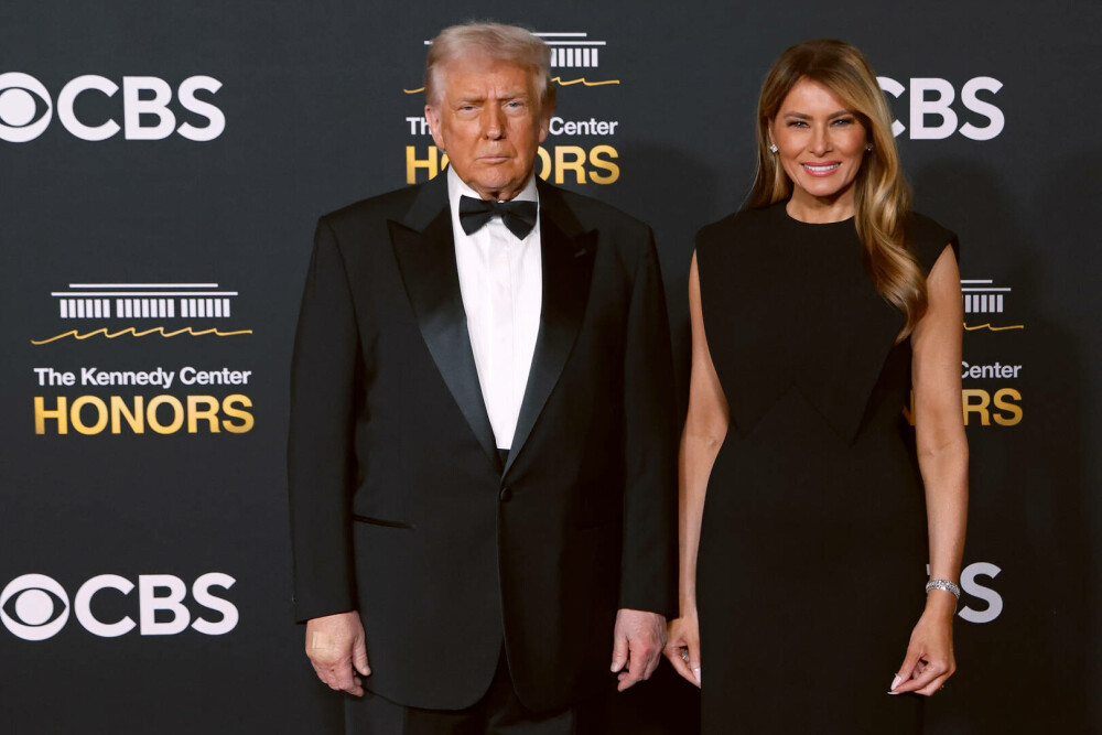 Melania Trump, apariție elegantă pe covorul roșu la gala Kennedy Center Honors, alături de Donald Trump. GALERIE FOTO - Imaginea 43