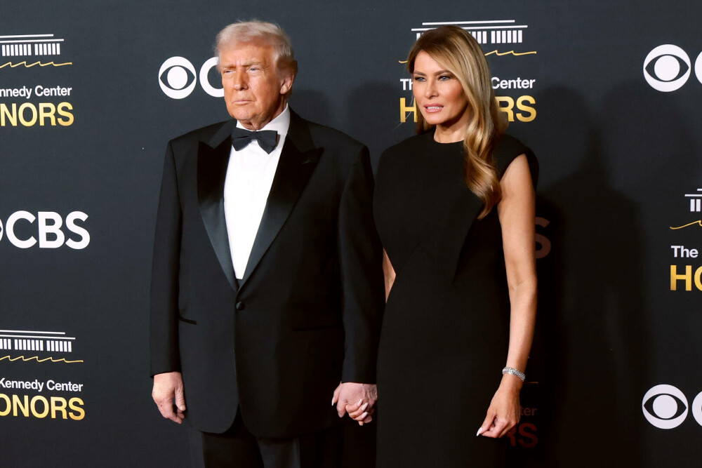 Melania Trump, apariție elegantă pe covorul roșu la gala Kennedy Center Honors, alături de Donald Trump. GALERIE FOTO - Imaginea 45