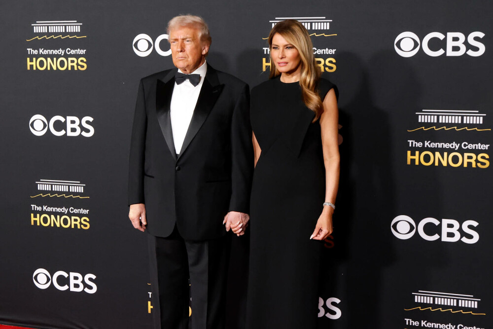Melania Trump, apariție elegantă pe covorul roșu la gala Kennedy Center Honors, alături de Donald Trump. GALERIE FOTO - Imaginea 46