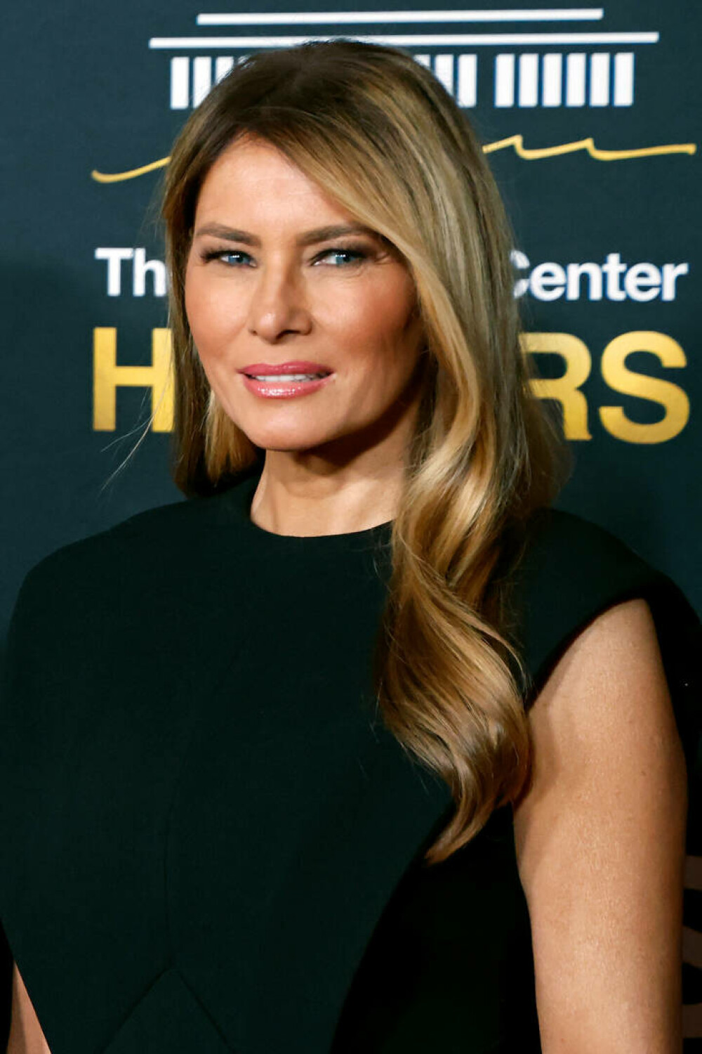 Melania Trump, apariție elegantă pe covorul roșu la gala Kennedy Center Honors, alături de Donald Trump. GALERIE FOTO - Imaginea 48