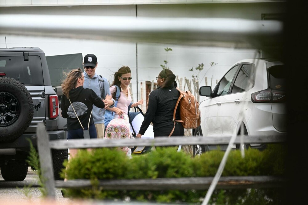 Millie Bobby Brown și Jake Bongiovi, surprinși în ipostaze de familie la New York alături de fiica lor adoptată. FOTO - Imaginea 1