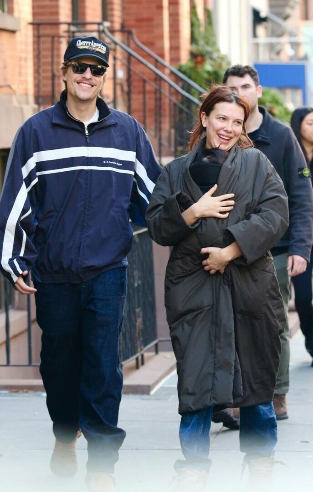 Millie Bobby Brown și Jake Bongiovi, surprinși în ipostaze de familie la New York alături de fiica lor adoptată. FOTO - Imaginea 4