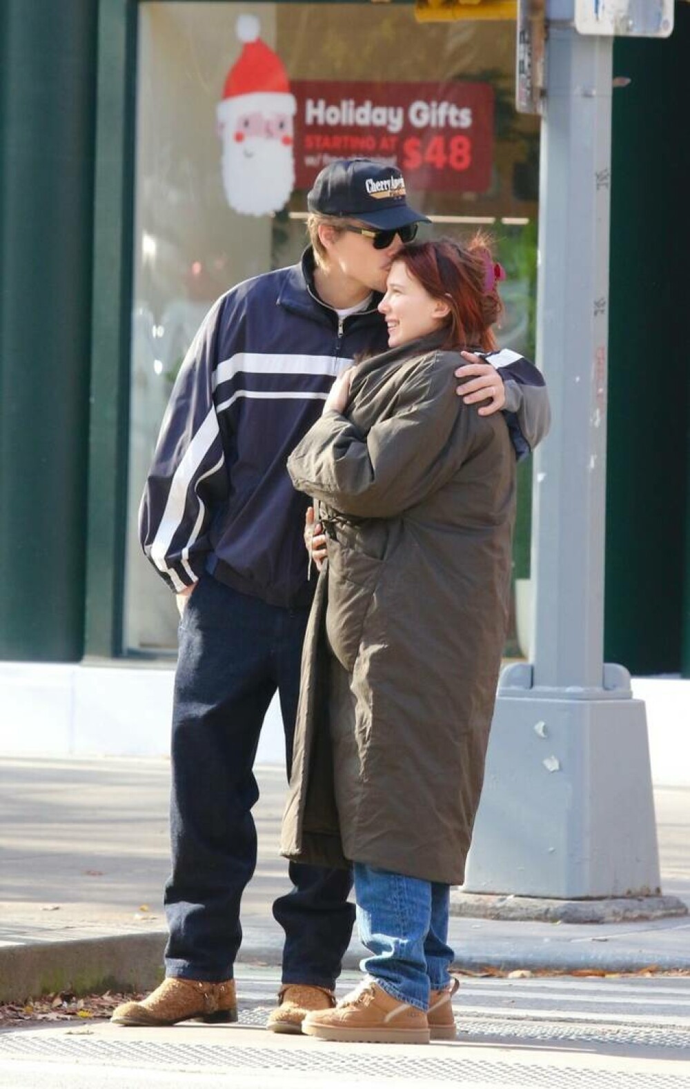 Millie Bobby Brown și Jake Bongiovi, surprinși în ipostaze de familie la New York alături de fiica lor adoptată. FOTO - Imaginea 5