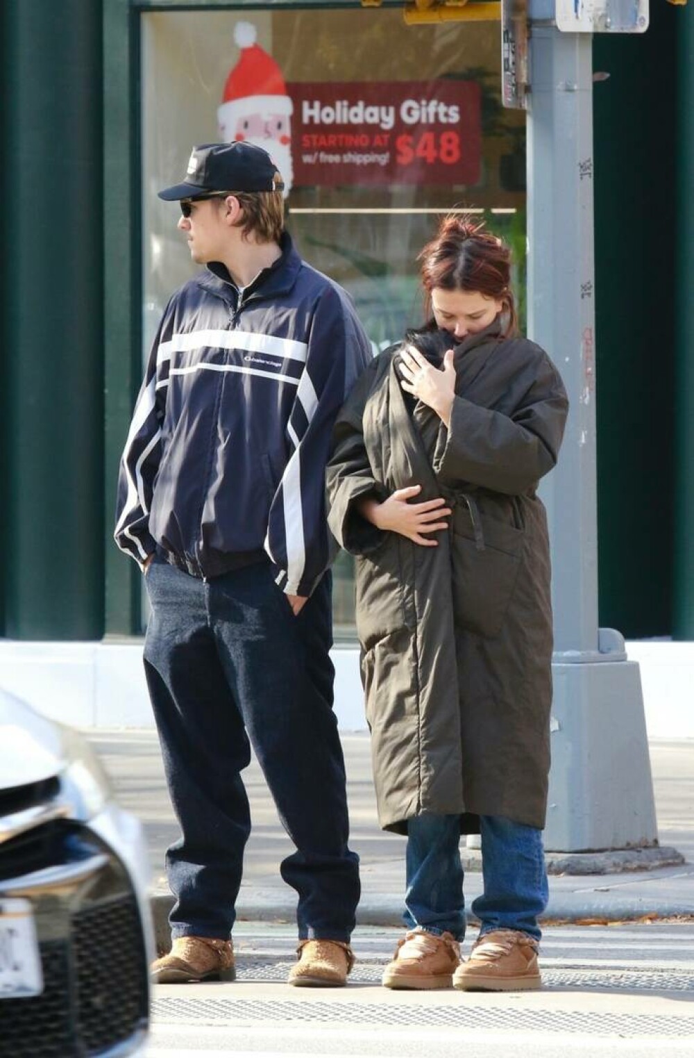 Millie Bobby Brown și Jake Bongiovi, surprinși în ipostaze de familie la New York alături de fiica lor adoptată. FOTO - Imaginea 6