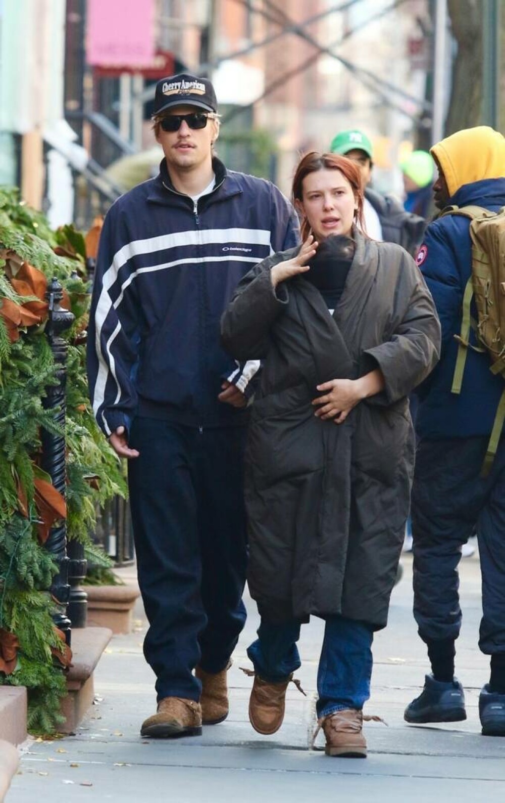 Millie Bobby Brown și Jake Bongiovi, surprinși în ipostaze de familie la New York alături de fiica lor adoptată. FOTO - Imaginea 7