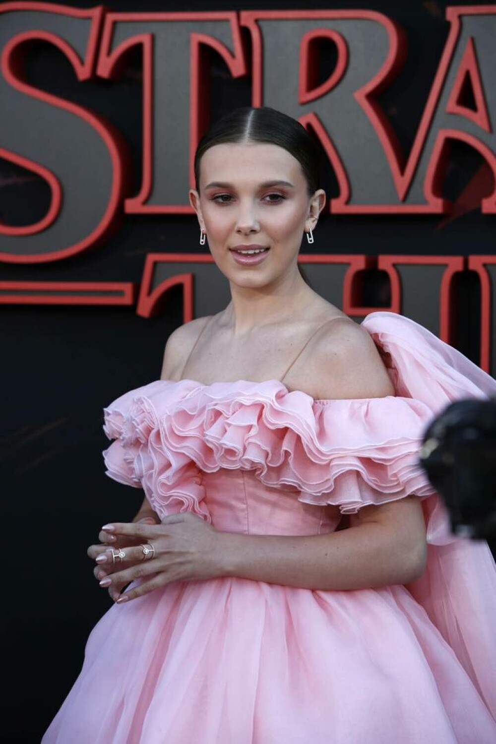 Millie Bobby Brown și Jake Bongiovi, surprinși în ipostaze de familie la New York alături de fiica lor adoptată. FOTO - Imaginea 9