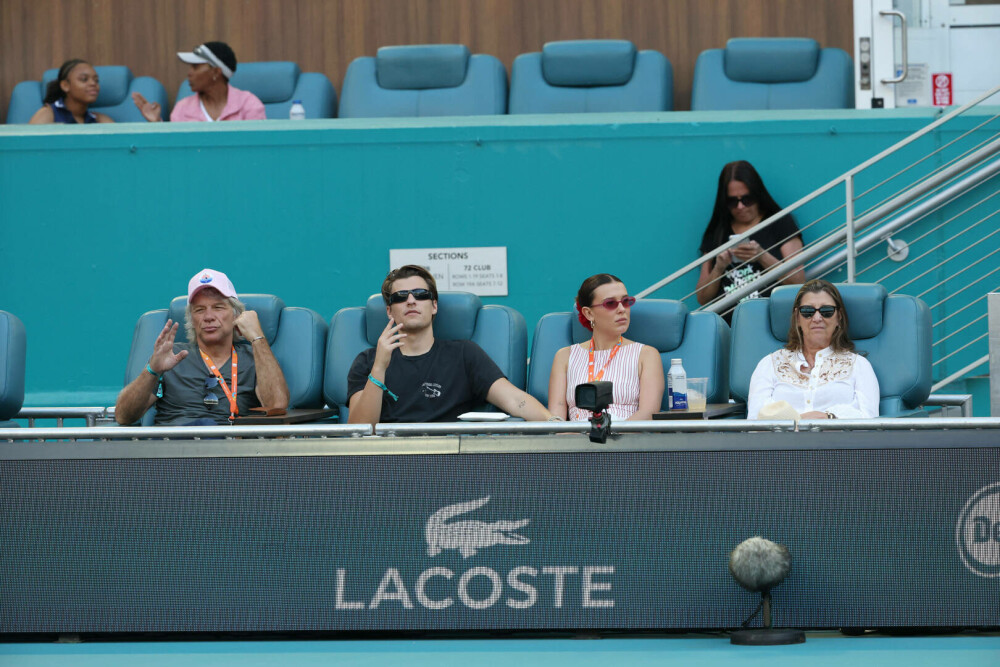 Millie Bobby Brown și Jake Bongiovi, surprinși în ipostaze de familie la New York alături de fiica lor adoptată. FOTO - Imaginea 19