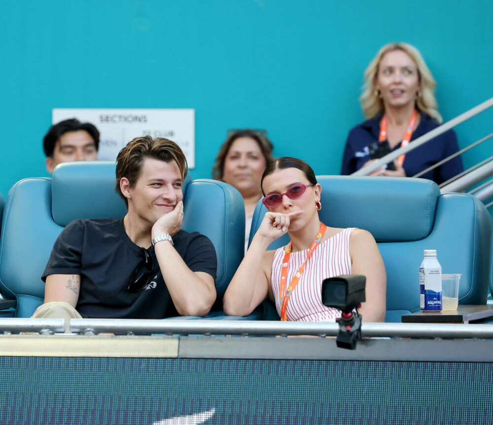 Millie Bobby Brown și Jake Bongiovi, surprinși în ipostaze de familie la New York alături de fiica lor adoptată. FOTO - Imaginea 21