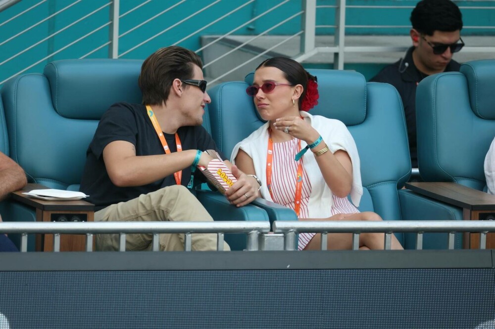 Millie Bobby Brown și Jake Bongiovi, surprinși în ipostaze de familie la New York alături de fiica lor adoptată. FOTO - Imaginea 28