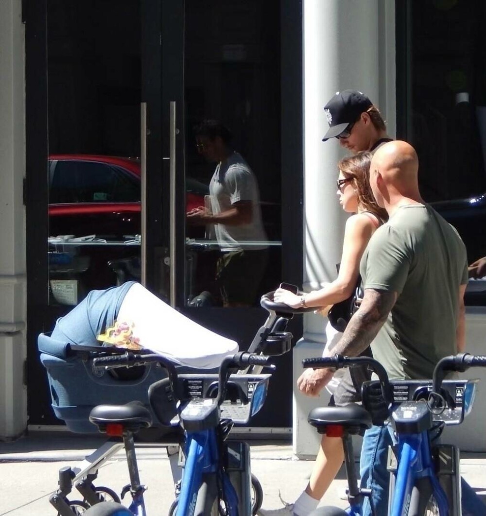 Millie Bobby Brown și Jake Bongiovi, surprinși în ipostaze de familie la New York alături de fiica lor adoptată. FOTO - Imaginea 29