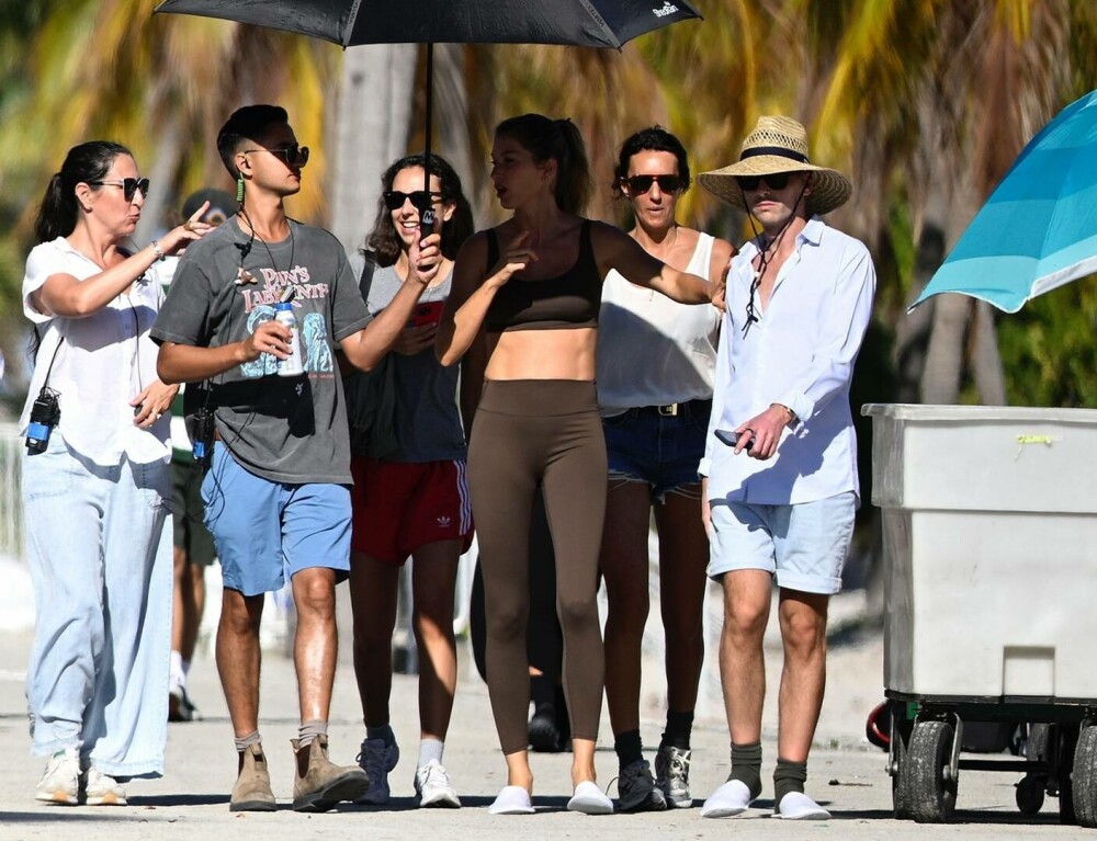 Gisele Bündchen, în formă excepțională la câteva luni după naștere. Cum a fost fotografiată în timpul unor filmări. FOTO - Imaginea 3